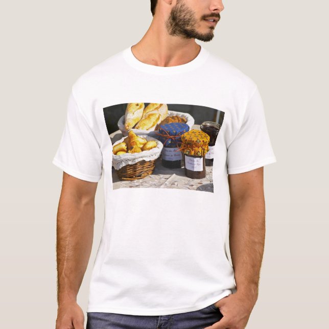 Camiseta Cesta con croissants y pan de chocolate. (Anverso)