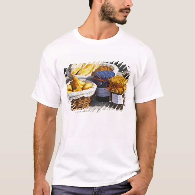 Camiseta Cesta con croissants y panes de chocolate. (Anverso)