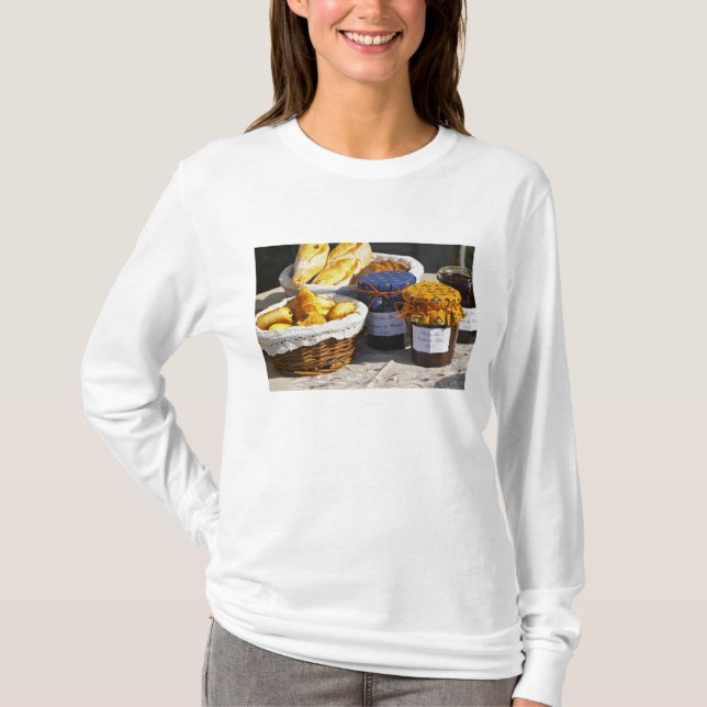 Camiseta Cesta con croissants y panes de chocolate. (Anverso)