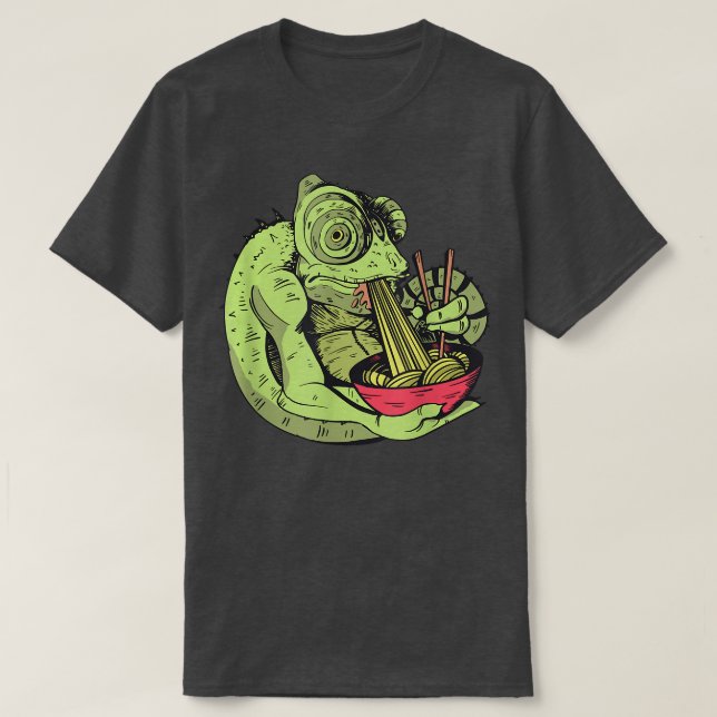 Camiseta Chameleon Eating Ramen Noodles Funny  (Diseño del anverso)