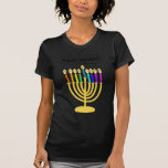 Camiseta Channukah feliz Menora/Chanukia<br><div class="desc">hanuka,  hannuka,  hannukah,  hanukah,  hannukkah,  Jánuca,  chanuka,  channuka,  channukah,  chanukah,  channukkah,  chanukia del chanukkah,  chanukkia,  hanukia,  hanukkia,  menora,  mennora,  día de fiesta del menorra,  días de fiesta,  judíos,  judaísmo,  "Jánuca feliz",  cara feliz",  candelabros, </div>