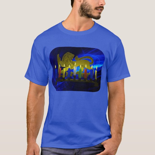 Camiseta Chanukkah Brass Lion Menorah (Anverso)