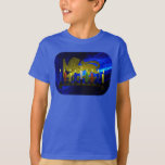 Camiseta Chanukkah Brass Lion Menorah<br><div class="desc">Presenta una reproducción digital en 3D de una menorah de bronce con tema de león,  hecha en Israel alrededor de 1950,  sobre un fondo fractal azul. Se muestra con velas encendidas.</div>