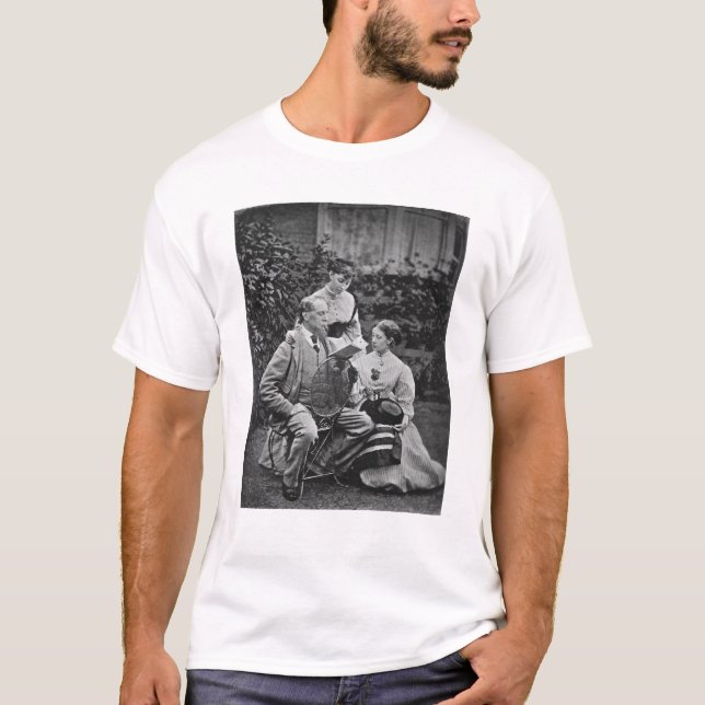 Camiseta Charles Dickens con dos de sus hijas (Anverso)