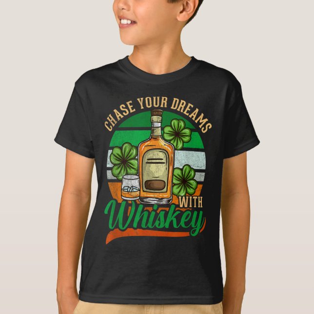 Camiseta Chase Your Dreams With Whiskey St. Patrick's Day C (Anverso)