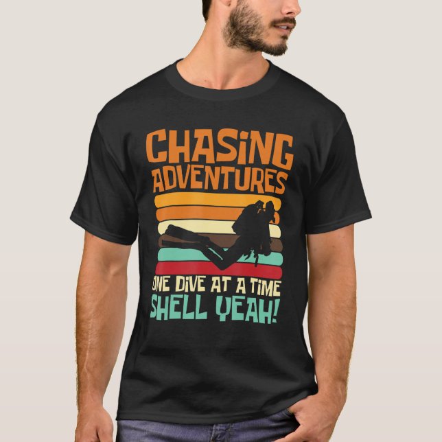 Camiseta Chasing Adventures One Dive at a Time, Shell Yeah_ (Anverso)