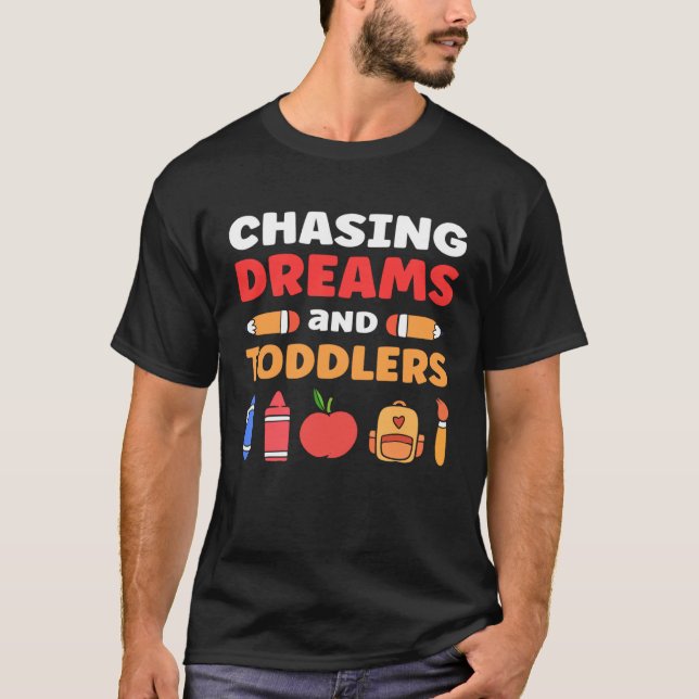 Camiseta Chasing Dreams And Toddlers Childcare Daycare Prov (Anverso)