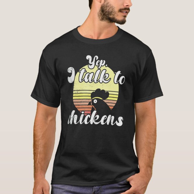 Camiseta Cheeky Chicken Sunset Yep I Talk To Chickens Scrip (Anverso)