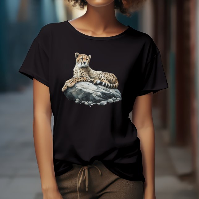 Camiseta Cheetah descansa en una roca (Subido por el creador)