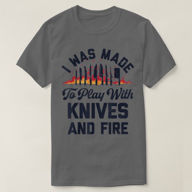 Camiseta Chef, Me Hicieron Jugar Con Cuchillos Y Fuego Grac (Diseño del anverso)