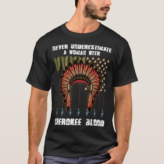 Camiseta Cherokee Pride Feathers Native American (Anverso)