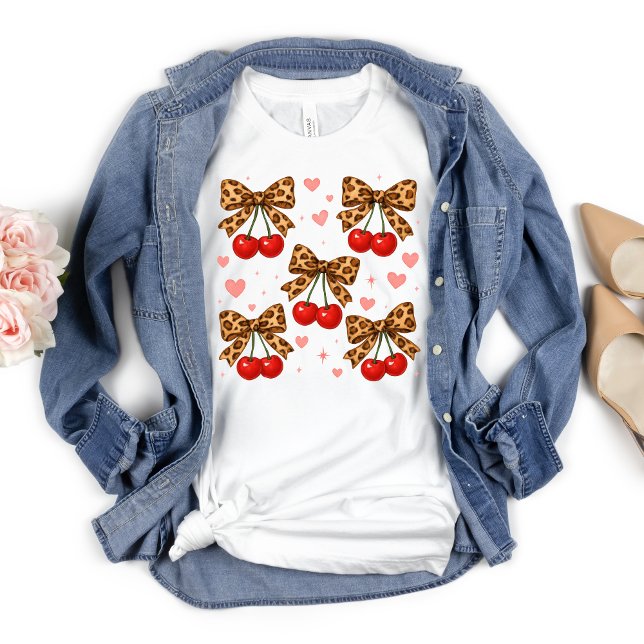 Camiseta Cherries Leopardo Cheetah Bow Coquette Estética (Cherries Leopard Bow Coquette Aesthetic Pink Hearts Women's Girls T-shirt, Trendy Cute)