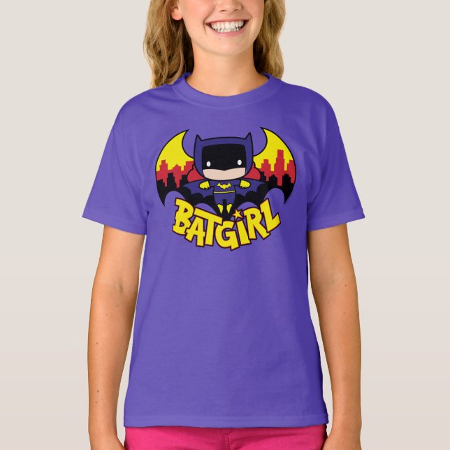Camiseta Chibi Batgirl Con Skyline Y Logo Gótico (Anverso)