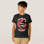 Camiseta Chibi Harley Quinn Splits<br><div class="desc">Echa un vistazo a Chibi Harley Quinn mientras hace las divisiones delante de un fondo de diamante de polka rojo con su nombre escrito a su alrededor.</div>