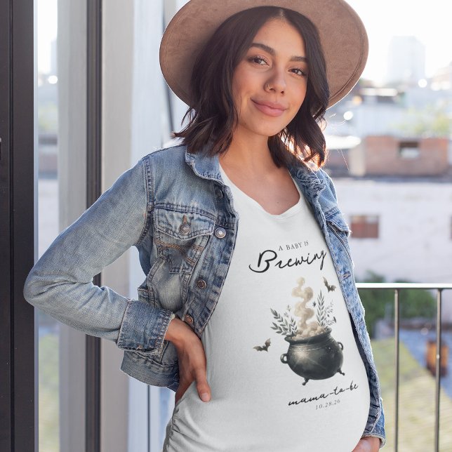 Camiseta Chic 'a Baby is Brewing' Halloween Baby Shower  (Subido por el creador)