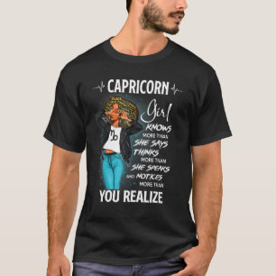 Camiseta Chica Capricorn Sabe Más De Lo Que Dice Por Negro