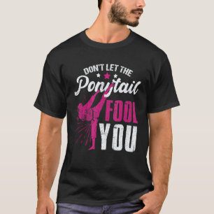 Camiseta Chica Clásica Divertida con Cola de Caballo Karate