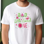 Camiseta Chica con temática de sandía rosa, primer cumpleañ<br><div class="desc">Celebra la alegre ocasión del primer verano de tu bebé con la camiseta de Pixelia "Watermelon Summer 1st Birthday, Dad". Esta vibrante pieza presenta un impresionante diseño de melón rosa color agua, complementado con una caligrafía caprichosa en un verde limón refrescante, que captura perfectamente la esencia del verano. Adaptada para...</div>