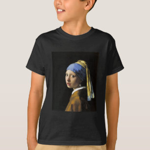 Camiseta Chica con un pendiente de la perla