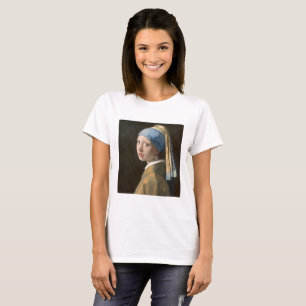Camiseta Chica con un pendiente de perla