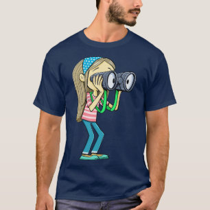 Camiseta chica con una bufanda en su cabello mira cuidadosa