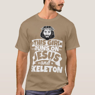 Camiseta Chica corre sobre Jesús y esqueleto 