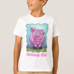 Camiseta Chica Cute Pig Birthday<br><div class="desc">Caras y cruces de cerdo de un desfile animal El Personalizado del Chica de cumpleaños Tees muestra nuestro arte original de un cerdo lindo parado en un campo verde y de hierba con una cerca blanca y un cielo azul texturado dentro de un divertido borde verde ondulado pintado por el...</div>