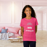Camiseta Chica de cumpleaños de nombre tiara rosa<br><div class="desc">Una camiseta para el chica de cumpleaños. Decorada con una tiara falsa de color plata y rosa. Personalice y agregue un nombre. Texto: Chica de cumpleaños. Texto blanco.</div>