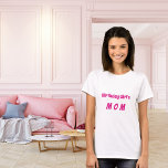 Camiseta Chica de cumpleaños madre rosa caliente<br><div class="desc">Una camiseta para la madre del chica de cumpleaños. Personalice y agregue texto. Texto de color rosa caliente.</div>