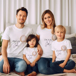 Camiseta Chica de equipo: sexo de globo rosa revelar famili<br><div class="desc">Descubre la sorpresa: Eleva tu género y muestra la ducha de bebé con las invitaciones de globo rosa y azul y la colección de decoración. Adornadas con tipografías de guiones extravagantes y delicados flecos de oro, las encantadoras invitaciones, carteles y decoración prepararon el escenario para una celebración mágica. Dejen que...</div>