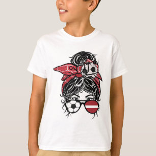 Camiseta Chica de fútbol letón con el pelo en un moño desor