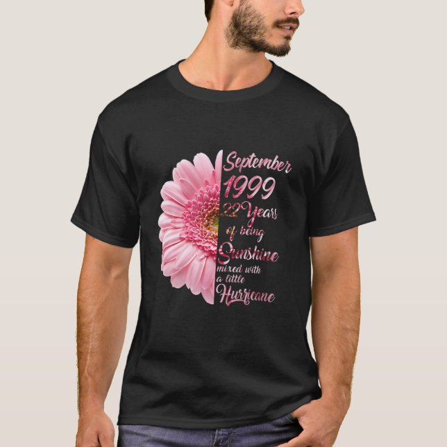 Camiseta Chica De Septiembre De 1999 A 22 Años De Edad (Anverso)