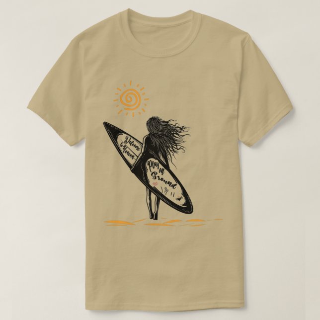Camiseta Chica de surf caminando en la playa (Diseño del anverso)
