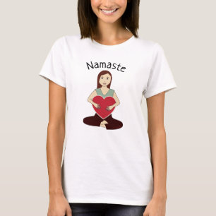 Camiseta Chica de yoga lindo sosteniendo el corazón rojo Na