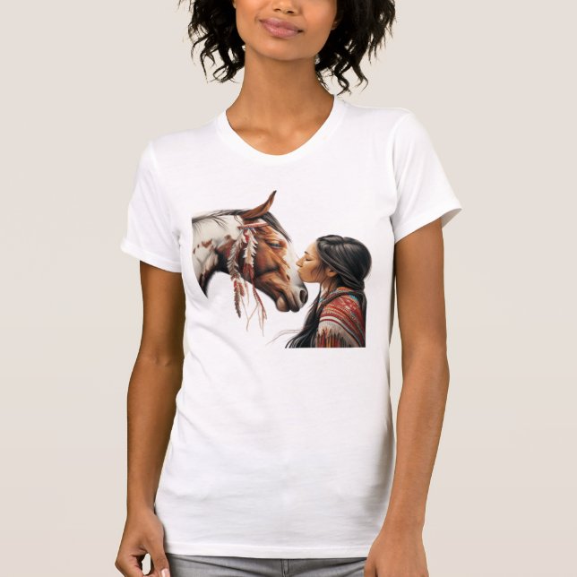 Camiseta Chica indígena indio besando a caballo (Anverso)