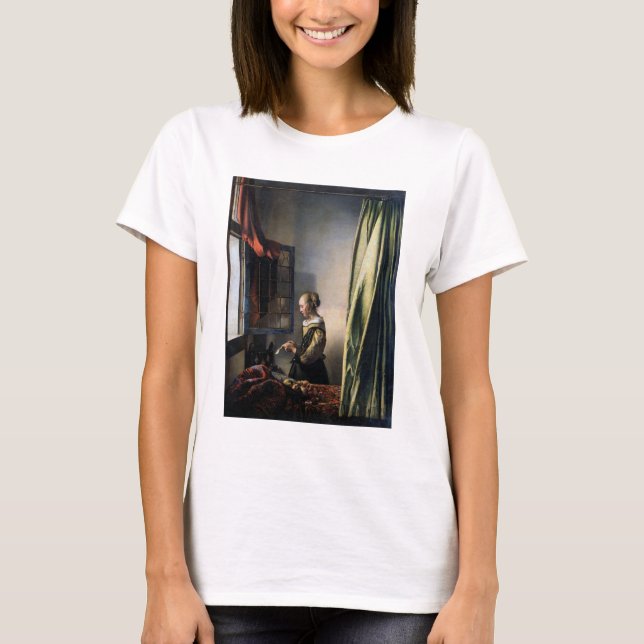 Camiseta Chica leyendo una carta en una ventana abierta, ve (Anverso)