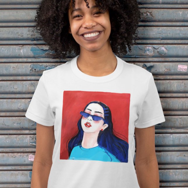 Camiseta Chica moderno en gráfico rojo y azul impreso (Cute and fashionable printed graphic T-shirt in red and blue.)