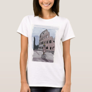 Camiseta Chica parado frente al Coliseo.