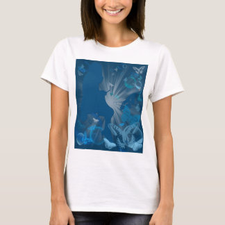 Camiseta Chica que hace punto con las mariposas y las