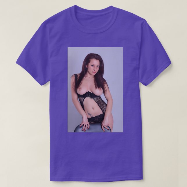 Camiseta Chica Redhead posando en topless (Diseño del anverso)
