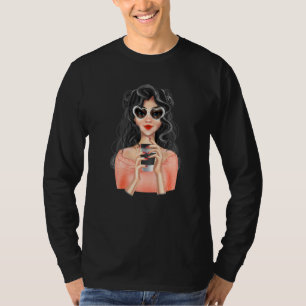Camiseta Chica Rubia de Moda con Taza de Café con Corazón