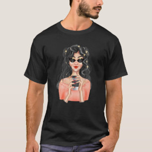 Camiseta Chica rubio de moda con copa de café con negro