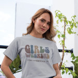 Camiseta Chicas de la Bachelorette Weekend Retro de los 70<br><div class="desc">Abran el espíritu del viaje final de chicas con nuestra Personalizado Retro Tipografía Bachelorette Weekend T-Shirt! Esta moda y elegante top sirven como el recuerdo perfecto de una escapada memorable con sus damas favoritas. La parte delantera de la camiseta muestra una cautivadora tipografía "Chicas Weekend" de inspiración vintage que captura...</div>