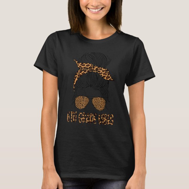 Camiseta Chicas de Leopard Messy Bun de 6º Grado Primer Día (Anverso)