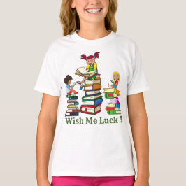 Camiseta Chicas educados sentados en un montón de libros y 