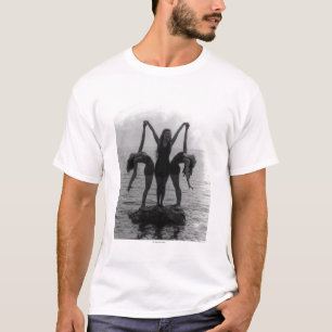 Camiseta Chicas en la presentación en una roca en el agua