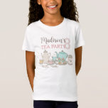 Camiseta Chicas Tea Birthday Party con nombre y edad<br><div class="desc">Camiseta divertida para un cumpleaños de chicas cuyo tema es un fiesta de té. Hermosos ilustraciones hechos a mano, que incluyen un set de té y café, un plato de postre con pastelitos, una galleta y un pastel con cubiertos y té y café humeante. El diseño incluye la posibilidad de...</div>