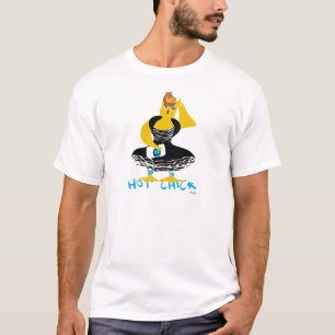 Camiseta CHICK CALIENTE pelo arañado con un vestido blanco