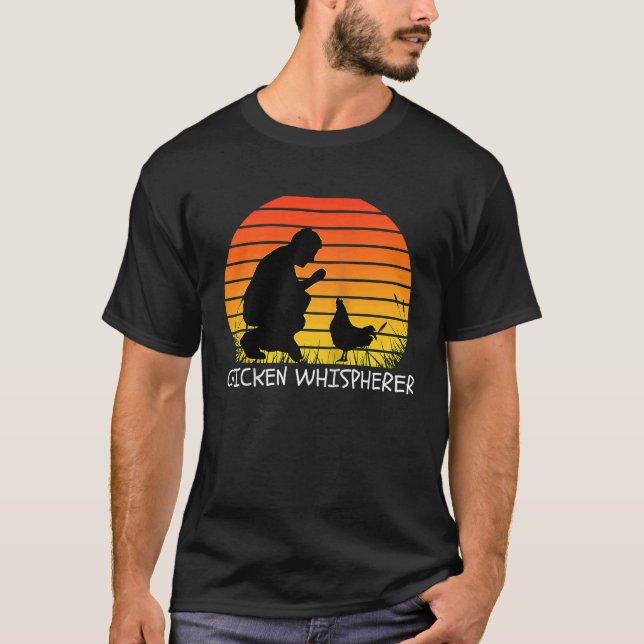Camiseta Chicken Whisperer with Retro Sunset  Backyard Chic (Anverso)