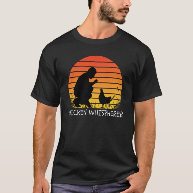 Camiseta Chicken Whisperer with Retro Sunset Backyard Chick (Anverso)